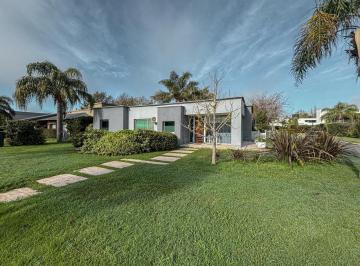 Casa · 205m² · 5 Ambientes · 2 Cocheras · Casa en Funes Hills Cadaqués con Gran Terreno, Pileta y Quincho