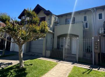 Casa · 120m² · 5 Ambientes · 2 Cocheras · Casa en 5 Ambientes con Galería Parrilla y Patio! Apto Credito. Berazategui