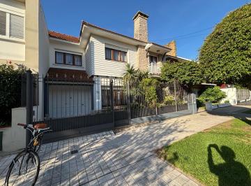 Casa · 300m² · 5 Ambientes · 3 Cocheras · Casa de 3 Dorm. en 2 Plantas