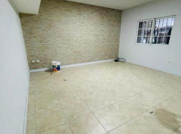Casa · 153m² · 4 Ambientes · 2 Cocheras · Casa Remodelada a Nueva con Gran Parque en Adrogue - Ubicacion Privilegiada
