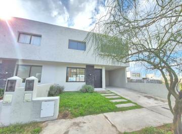 Casa de 3 ambientes, Córdoba · Alquiler Manantiales - 3 Dorm. - 3 Baños - Seguridad