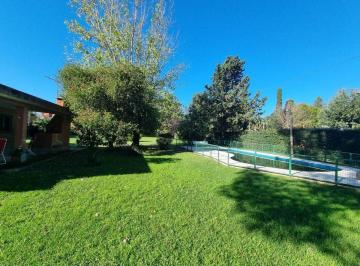 Quinta vacacional · 80m² · 2 Dormitorios · 1 Cochera · Venta Casa Quinta 95 m² Cub. Tereno de 1941 m²