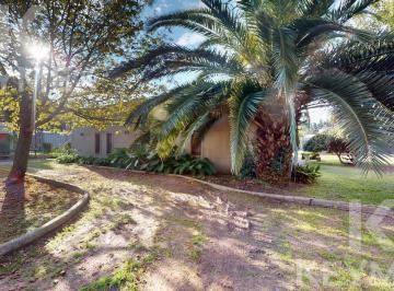 Casa · 310m² · 5 Ambientes · 4 Cocheras · Casa, Parque, Quincho y Pileta en Venta