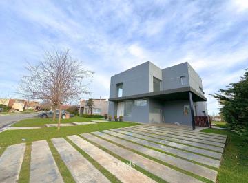 Casa · 205m² · 5 Ambientes · 2 Cocheras · Casa en Venta en Arenas del Sur - 5 Ambientes