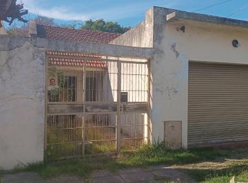 Casa · 80m² · 3 Ambientes · 1 Cochera · Villa Sarmiento, Casa a Reciclar en Su Totalidad