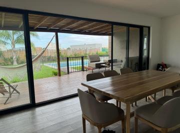 Casa · 160m² · 4 Ambientes · 2 Cocheras · Muy Linda Casa en Venta - 4 Amb en Santa Isabel II