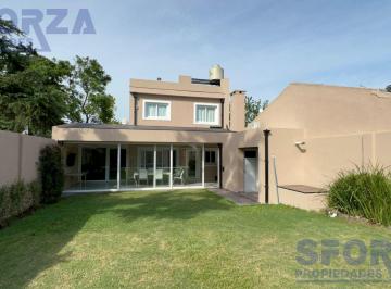 Casa · 236m² · 5 Ambientes · 4 Cocheras · Venta de Casa con 5 Ambientes con Cochera Jardín y Pileta en Bella Vista Apta Credito