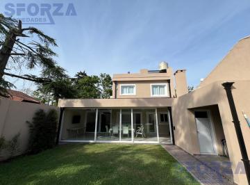 Casa · 236m² · 5 Ambientes · 4 Cocheras · Venta de Casa con 5 Ambientes con Cochera Jardín y Pileta en Bella Vista Apta Credito