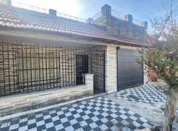 Casa · 155m² · 3 Ambientes · 1 Cochera · Casa con Quincho y Piscina