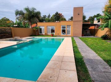frente · Casa 2 Dorm. + Comodín con Pileta en Ibarlucea