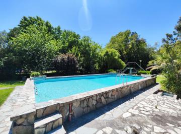 Quinta vacacional · 251m² · 5 Dormitorios · 3 Cocheras · Casa Quinta 6 Amb en Venta - La Plata - Pileta