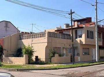 Casa · 154m² · 5 Ambientes · 1 Cochera · Casa Multifamiliar 4 Dorm. Garage Terraza Quincho