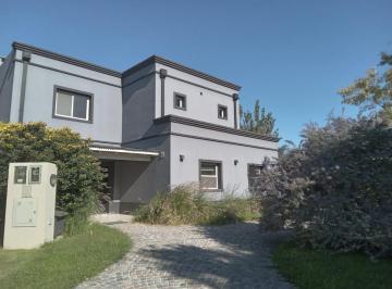 Casa · 392m² · 4 Ambientes · 1 Cochera · Casa en Las Orquideas