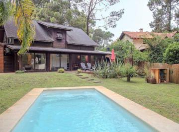 Casa · 277m² · 6 Ambientes · 1 Cochera · Venta Importante y Funcional Casa en Solanas.