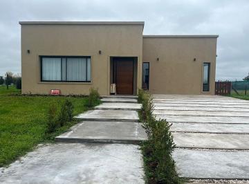 Casa · 145m² · 4 Ambientes · 1 Cochera · Casa de 3 Dorm. a Estrenar en El Barrio Santa Clara Al Sur. Canning - San Vicente.