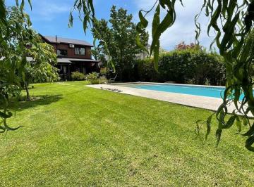 Casa · 220m² · 5 Ambientes · 5 Cocheras · Muy Linda Casa en Alquiler Anual con Muebles en Rincón de La Costa