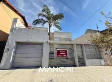 Casa · 290m² · 6 Ambientes · 3 Cocheras · Apto Crédito - Casa en Venta de 6 Ambientes con Cochera Cubierta y Quincho - José León Suarez