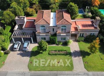 Casa · 315m² · 6 Ambientes · 2 Cocheras · Casa Venta en Mayling Cc Pilar 4 Dorm Dependencia