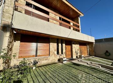 Casa · 142m² · 3 Ambientes · 2 Cocheras · Casa en Moron Sur 3 Amb Quincho