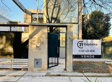 Casa · 139m² · 4 Ambientes · Casa a Estrenar en Calle 493 y 29, Gonnet