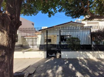 Casa de 3 ambientes, Córdoba · En Venta Casa + Dpto. - Barrio Jardín