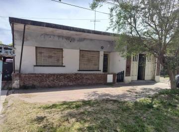 Casa · 4 Ambientes · 1 Cochera · Casa 2 Dorm. - Perez