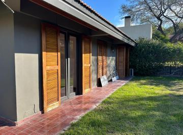 Casa · 130m² · 8 Ambientes · 1 Cochera · Casa en Dalvian