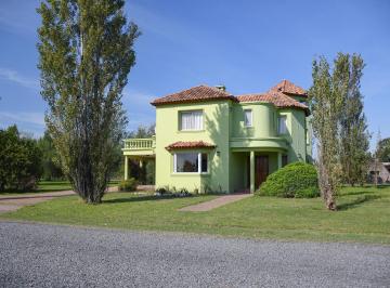 Casa · 240m² · 5 Ambientes · 2 Cocheras · Casa en Alquiler en La Carolina Golf y Country Club, Piñero
