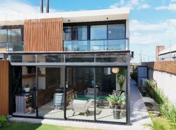 Casa · 147m² · 3 Ambientes · 2 Cocheras · Venta de Casa 3 Dorm. en Ciudad de La Costa