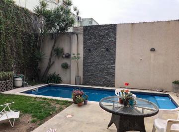 Casa · 240m² · 6 Ambientes · 2 Cocheras · Casa - Lomas de Zamora Oeste