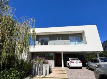 Casa · 400m² · 6 Ambientes · 6 Cocheras · Hermosa Casa en Fincas de Iraola 2