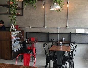 Local comercial · 200m² · 3 Ambientes · 1 Cochera · Openhouse Inmobiliaria Vende Fondo de Comercio de Importante Franquicia de Cafetería y Pastelería