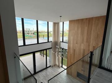 Casa · 349m² · 8 Ambientes · 2 Cocheras · Casa Al Lago en El Barrio Costas