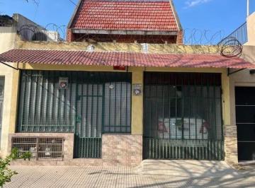 Casa · 152m² · 4 Ambientes · 1 Cochera · Casa 4 Ambientes con Parrilla Terraza Cochera. Venta en Villa Soldati