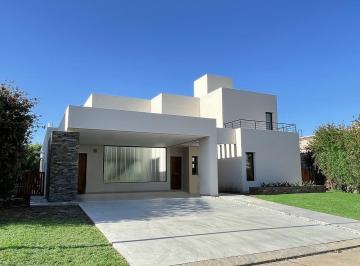 Casa · 300m² · 5 Ambientes · 2 Cocheras · Venta Casa 4 Dorm. Pileta Barrio San Sebastian Funes