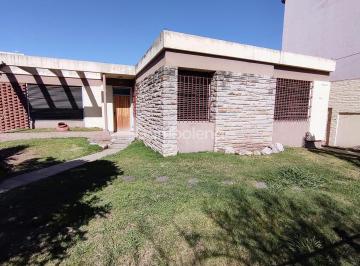 Casa · 170m² · 5 Ambientes · 1 Cochera · Casa en Alquiler en Merlo, G. B. a. Zona Oeste, Argentina