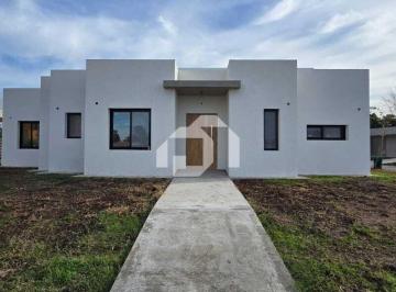 Casa · 143m² · 5 Ambientes · 2 Cocheras · Casa en Venta en Santa Elisa, Pilar del Este, Pilar