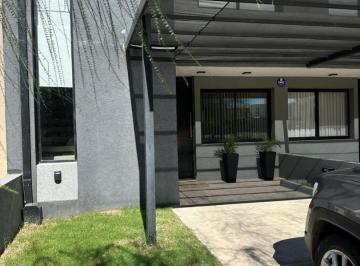 Casa · 137m² · 4 Ambientes · 1 Cochera · Duplex de 3 Dorm. en Docta (1era Etapa)