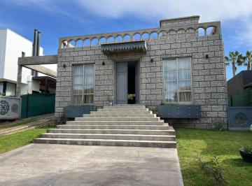 Casa · 300m² · 14 Ambientes · 1 Cochera · Casa en Godoy Cruz