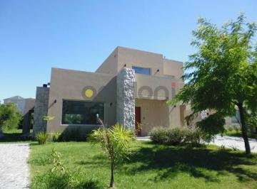 Casa · 205m² · 5 Ambientes · Excelente Propiedad a Estrenar a La Venta en Fincas de Iraola 2
