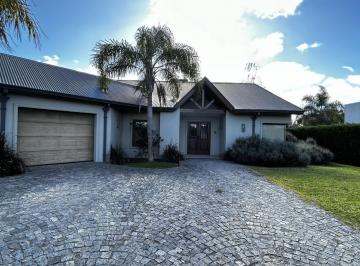 Casa · 185m² · 4 Ambientes · Excelente Propiedad con Distribución en Una Planta y Hermoso Parque.