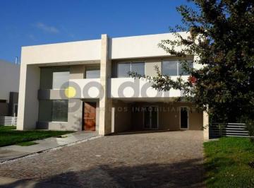 Casa · 338m² · 6 Ambientes · Imponente Propiedad de Moderno Diseño en 2 Plantas con Piscina