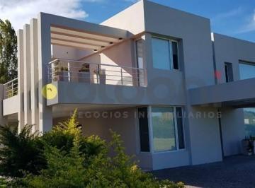 Casa · 393m² · 4 Ambientes · Imponente Propiedad Sobre 2 Lotes con Piscina en Fincas Dos