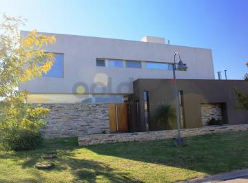 Casa · 270m² · 4 Ambientes · Moderna Propiedad en Venta en Fincas de Iraola II