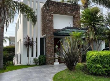 Casa · 220m² · 5 Ambientes · 2 Cocheras · Casa - Altos de Hudson I