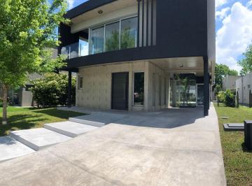 Casa · 250m² · 5 Ambientes · 1 Cochera · Casa - Altos de Hudson II