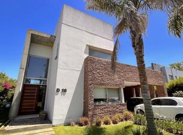 Casa · 392m² · 4 Ambientes · Casa en Fincas de Iraola II