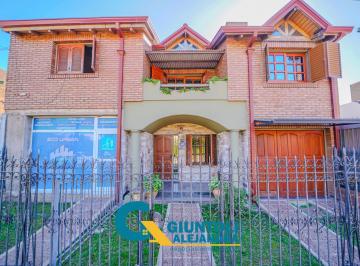 Casa · 240m² · 5 Ambientes · 2 Cocheras · Casa en Venta Apta Credito de 3 Dorm., B Parque San Francisco./ Frente Al Dino