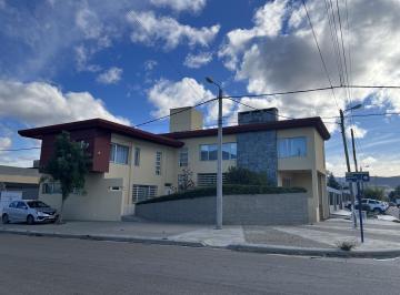 Casa · 400m² · 4 Ambientes · 2 Cocheras · Casa en Venta en Esquina – Espaciosa y Súper Cuidada
