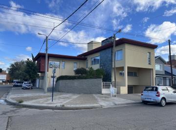 Casa · 412m² · 4 Ambientes · 2 Cocheras · Casa en Venta en Esquina – Espaciosa y Súper Cuidada